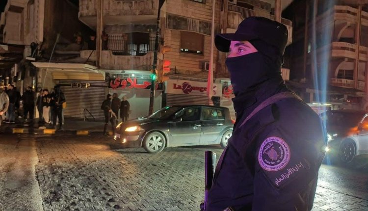 عنصر من الأمن العام في مدينة حمص