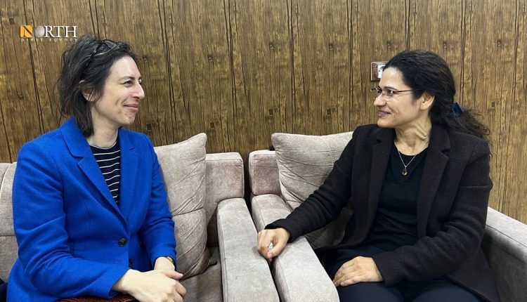 الحسكة - مسؤولة خارجية الإدارة الذاتية إلهام أحمد تستقبل المبعوثة البريطانية الخاصة إلى سوريا - نورث برس