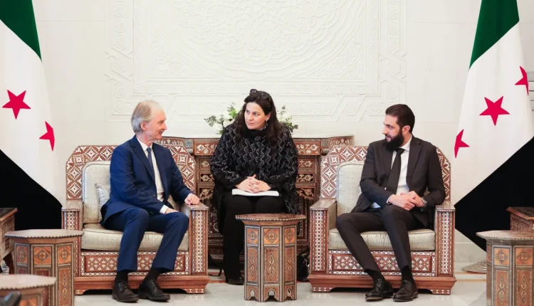 الرئيس السوري الانتقالي أحمد الشرع خلال لقائه غير بيدرسون المبعوث الأممي إلى سوريا في دمشق 20 يناير 2025 - (الرئاسة السورية)