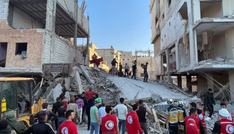 فرق الدفاع المدني تبحث عن عالقين في مبنى منهار في اللاذقية - سانا