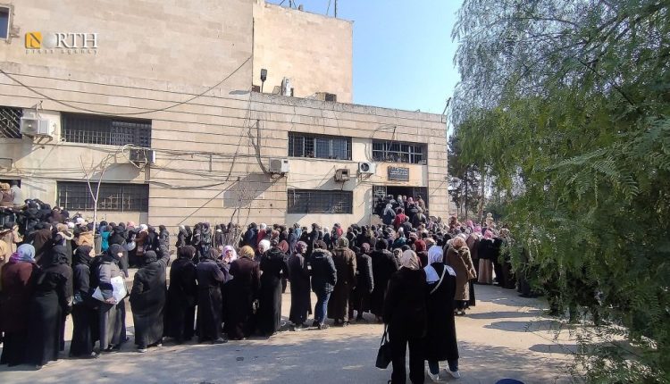 عشرات المتقاعدين يستلمون رواتبهم المتراكمة خلال الأشهر الماضية - نورث برس