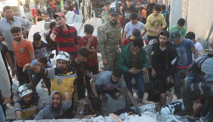فرق الدفاع المدني تبحث عن عالقين في مبنى منهار في اللاذقية
