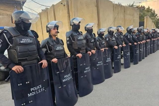 عناصر للأمن العراقي حول مقر السفارة السورية وسط بغداد