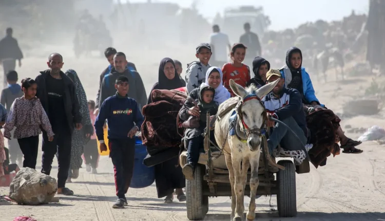 فلسطينيون في غزة خلال نزوحهم