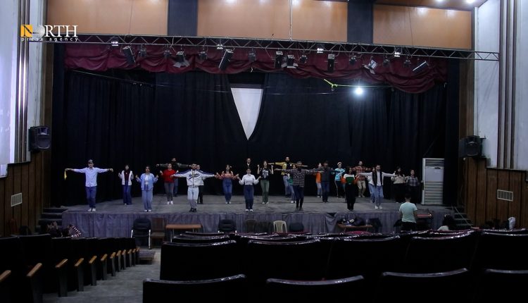 عروض فرقة فنية في القامشلي تحضيراً للاحتفال بعيد نوروز - نورث برس