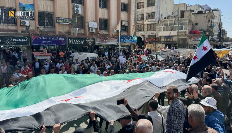 سكان في السويداء يحيون الذكرى السنوية الخامسة عشر للثورة السورية