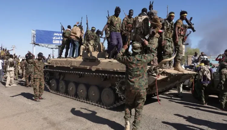 جنود من الجيش السوداني يحتفلون بتحرير الجيش لمصفاة نفط شمال بحري بالسودان