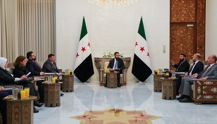 الرئيس الشرع يجتمع بأعضاء اللجنة المكلفة بصياغة مسودة الإعلان الدستوري