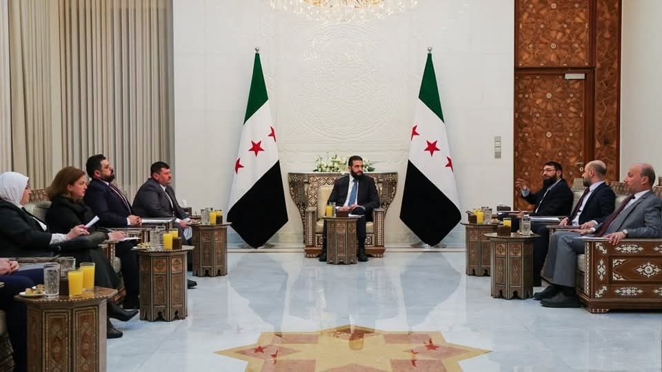 الرئيس الشرع يجتمع بأعضاء اللجنة المكلفة بصياغة مسودة الإعلان الدستوري