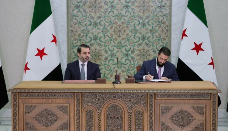 الرئيس الشرع يوقع على الإعلان الدستوري