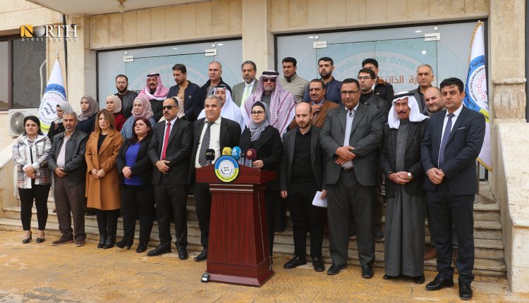 مؤتمر صحفي سابق للإدارة الذاتية أمام مقرها في الرقة – نورث برس