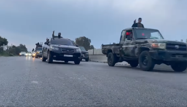 رتل للأمن العام في القوات الحكومية يدخل إلى مدينة طرطوس على الساحل السوري - متداول
