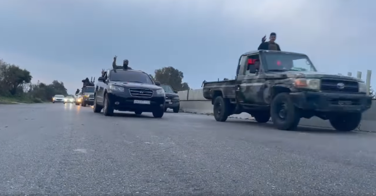 رتل للأمن العام في القوات الحكومية يدخل إلى مدينة طرطوس على الساحل السوري - متداول