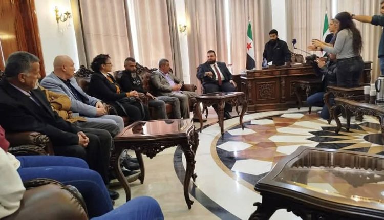 اجتماع محافظ السويداء مصطفى البكور مع الوفد الذي تم اعتقاله قبل أيام