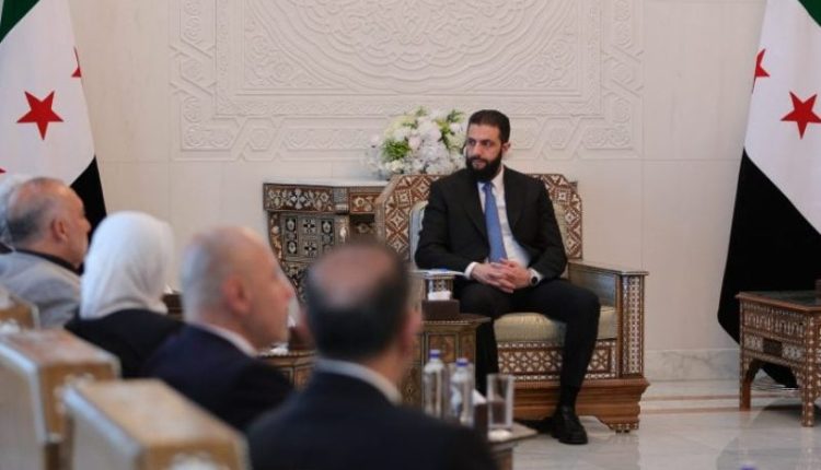 الرئيس السوري الانتقالي أحمد الشرع يجتمع مع لجنة تقصي الحقائق المكلفة بالتحقيق في أحداث الساحل لعرض آخر المستجدات - سانا