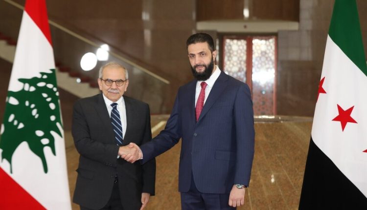 الرئيس السوري للمرحلة الانتقالية أحمد الشرع ورئيس الحكومة اللبنانية نواف سلام