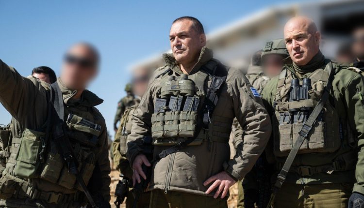 رئيس أركان الجيش الإسرائيلي الجنرال إيال زامير وعدد من القادة العسكريين داخل الأراضي السورية