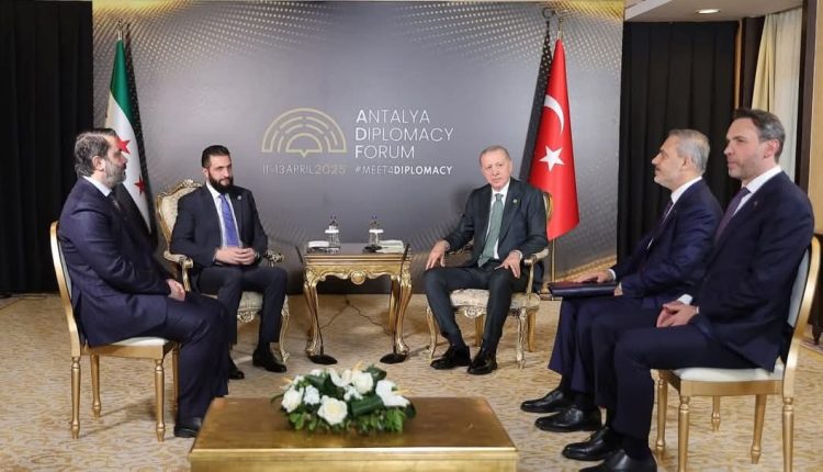 الرئيس الشرع يلتقي نظيره التركي رجب طيب أردوغان في مدينة أنطاليا التركية