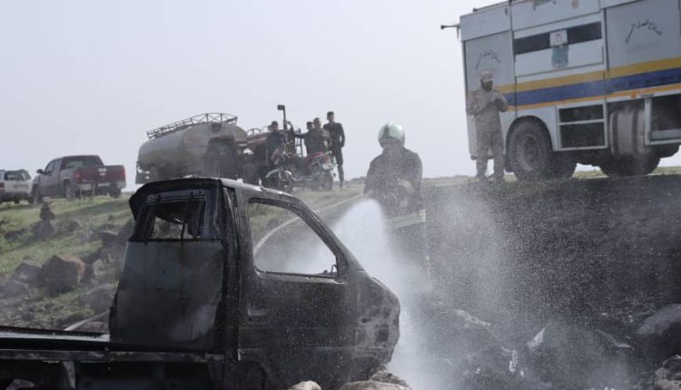 فرق إطفاء الدفاع المدني أثناء إخماد الحريق في سيارة جراء حادث سير بريف حماة