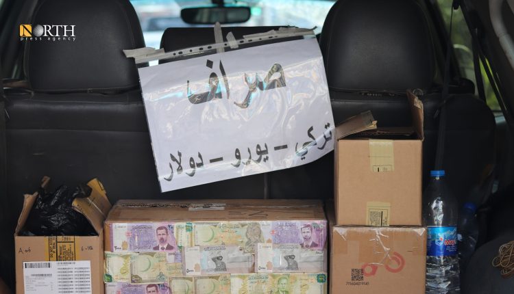تباين أسعار الصرف وسط انتشار صرافين جوالين بأسوق حلب - نورث برس