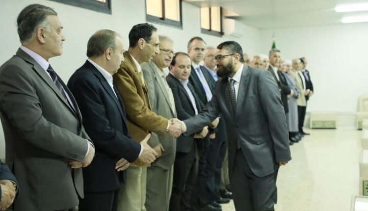 وزير العدل مظهر الويس خلال مصافحته القاضي عمار بلال