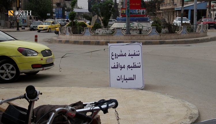 موقف السيارات في الشارع العام بمدينة القامشلي - نورث برس