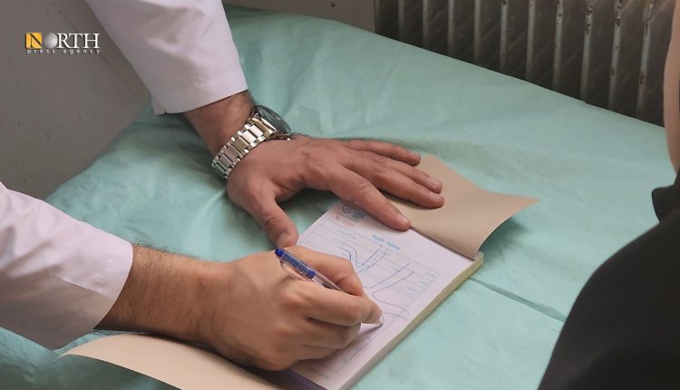 جانب من تشخيص حالات المرضى في مشفى دير الزور الوطني - نورث برس