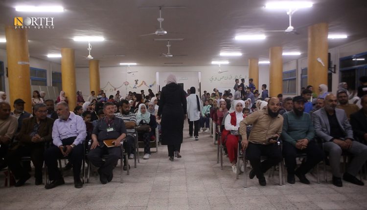 سكان يحضرون فعالية للتوعية بخطر الألغام - نورث برس