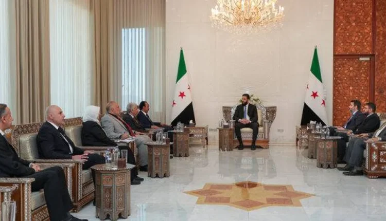 الشرع مجتمعاً مع أعضاء لجنة تقصي الحقائق - سانا