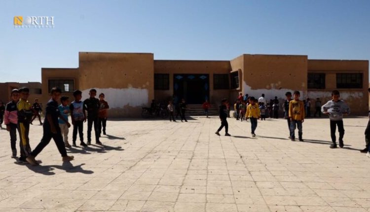 طلاب في مدرسة الكالطة بريف الرقة الشمالي - نورث برس