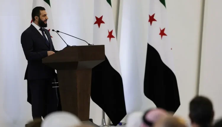 الرئيس السوري الانتقالي أحمد الشرع يتحدث خلال إعلان تشكيل الحكومة السورية الجديدة في دمشق. 29 مارس 2025 - REUTERS