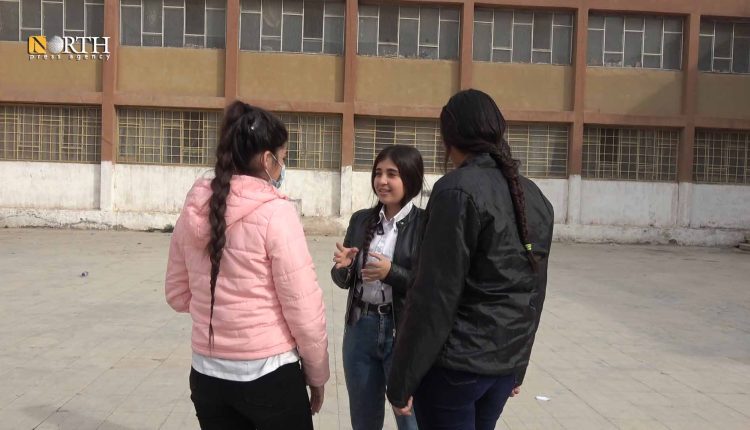 طالبات في المرحلة الإعدادية في مدرسة النابغة في القامشلي ـ نورث برس