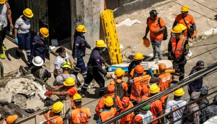 فرق الإنقاذ في موقع انهيار سقف ملهى ليلي - رويترز