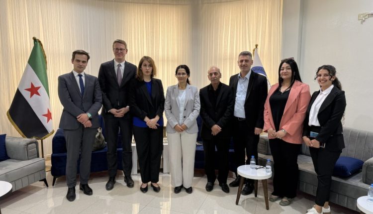 وفد السفارة الألمانية مع مسؤولي دائرة العلاقات الخارجية في القامشلي – موقع الإدارة الذاتية