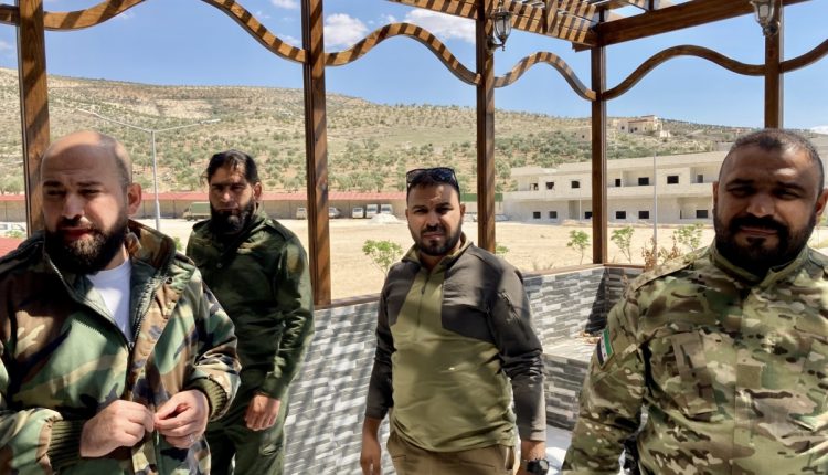 أبو عمشة وعدد من ضباط فصيله بقاعدة شيخ الحديد بعفرين - موقع "المجلة "