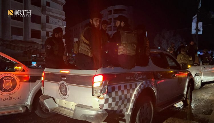 عناصر من الأمن العام يدخلون بلدة أشرفية صحنايا أمس الأربعاء – نورث برس