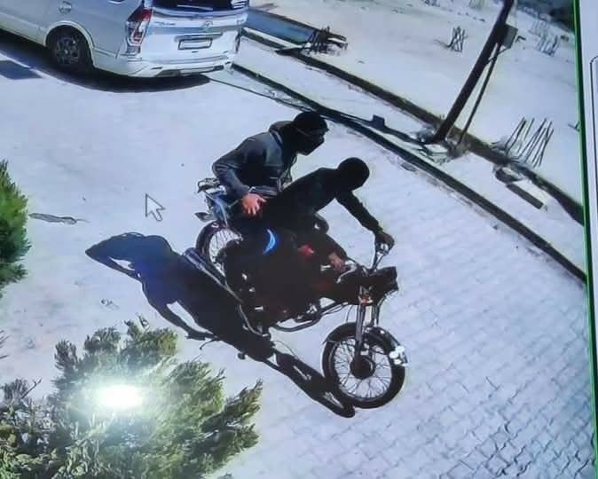 لقطة لكاميرة مراقبة رصدت مسلحين مجهولين يستقلان دراجة نارية خلال استهداف في مدينة إعزاز