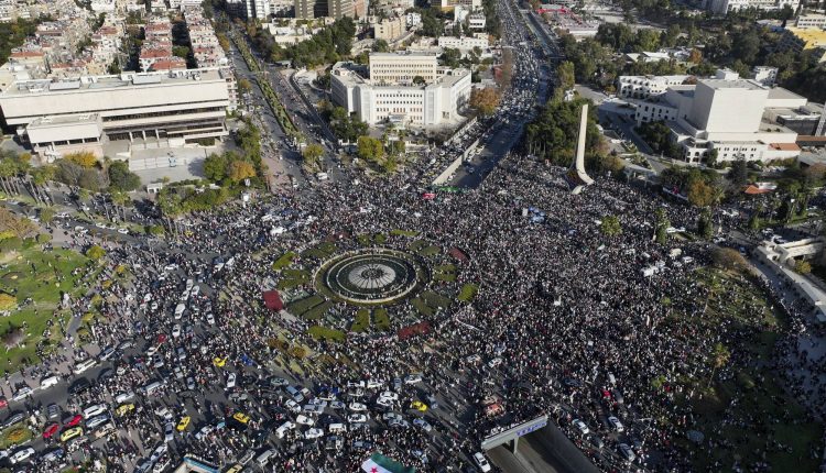 احتفالات بسقوط نظام الأسد في ساحة الأمويين وسط دمشق