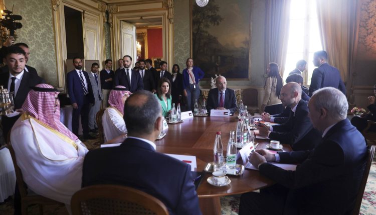اجتماع لوزراء خارجية السعودية والأردن ومصر وفرنسا في باريس - أ ف ب