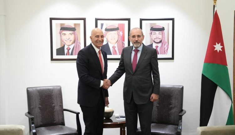 وزير الخارجية الأردني أيمن الصفدي مع المبعوث الأميركي الخاص إلى سوريا توماس باراك