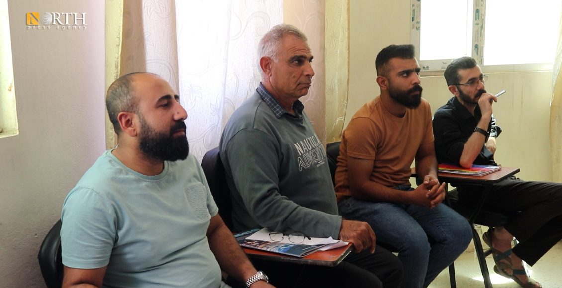 محمد جاسم بين زملائه في قسم اللغة والأدب الكردي بجامعة كوباني - نورث برس