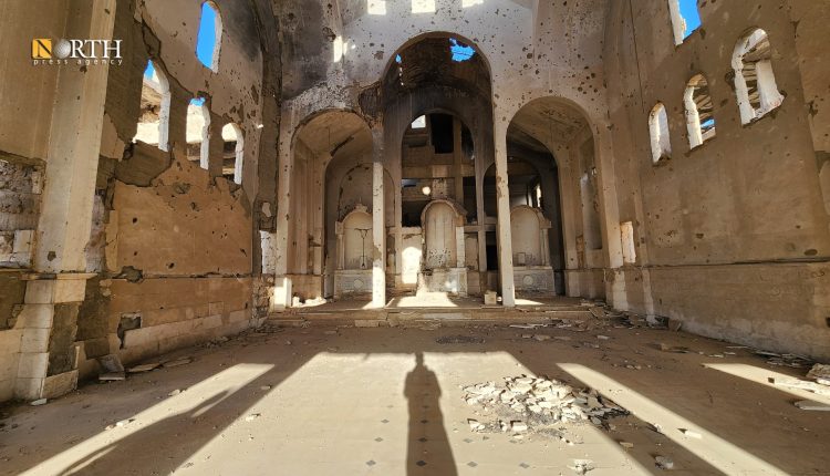 مشاهد الدمار في كنيسة شهداء الأرمن في حي الرشدية بمدينة دير الزور - نورث برس