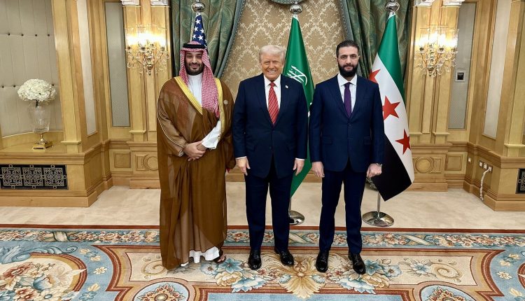 لقاء الرئيس الأميركي دونالد ترامب بالرئيس السوري للمرحلة الانتقالية أحمد الشرع بحضور ولي العهد السعودي محمد بن سلمان