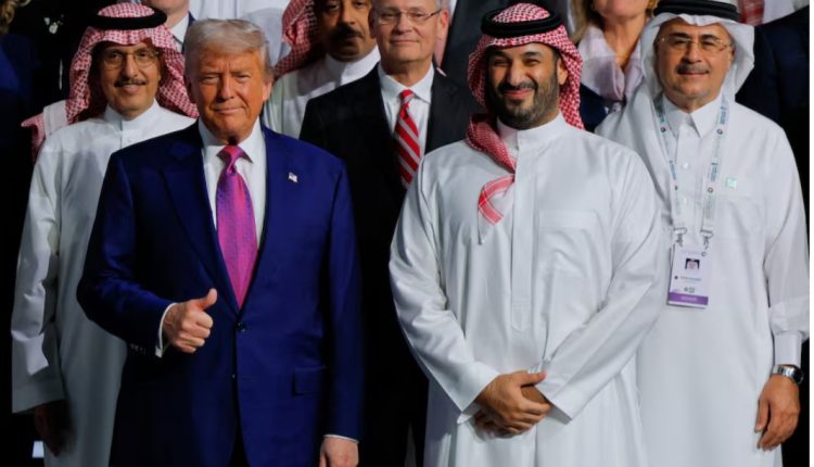 الرئيس الأميركي دونالد ترامب وولي العهد السعودي الأمير محمد بن سلمان في صورة جماعية خلال منتدى الاستثمار السعودي الأميركي في الرياض - رويترز