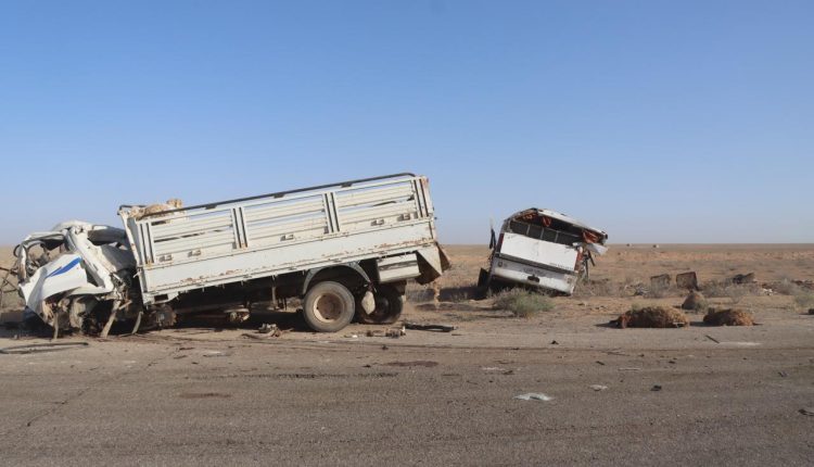 حادث سير على طرق دير الزور/تدمر يسفر عن ستة قتلى وأضرار مادية - "الدفاع المدني"