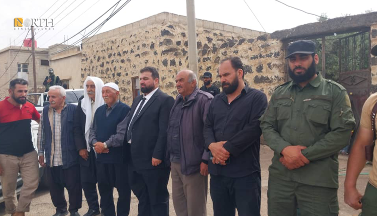 محافظ السويداء أثناء جولة ببلدة الصورة الكبيرة بريف السويداء الشمالي مع عدد من السكان – نورث برس