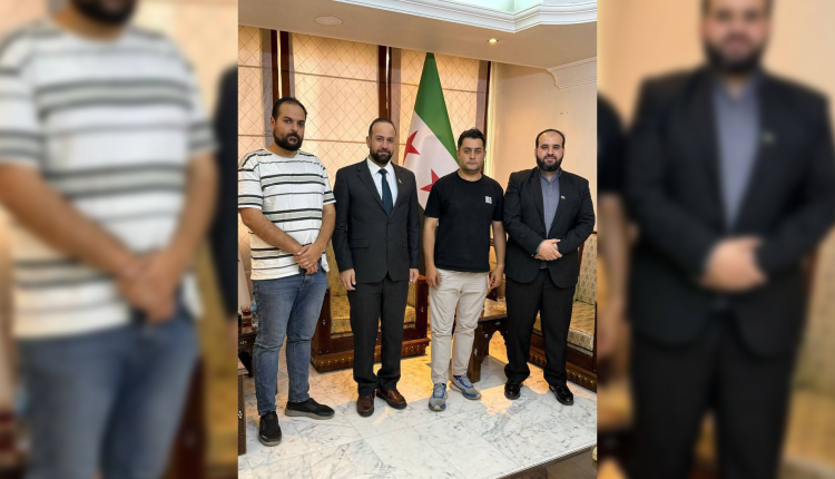 وزير الإعلام ومدير العلاقات بالوزارة أثناء استضافة الصحفيين اللذين تم توقيفهما