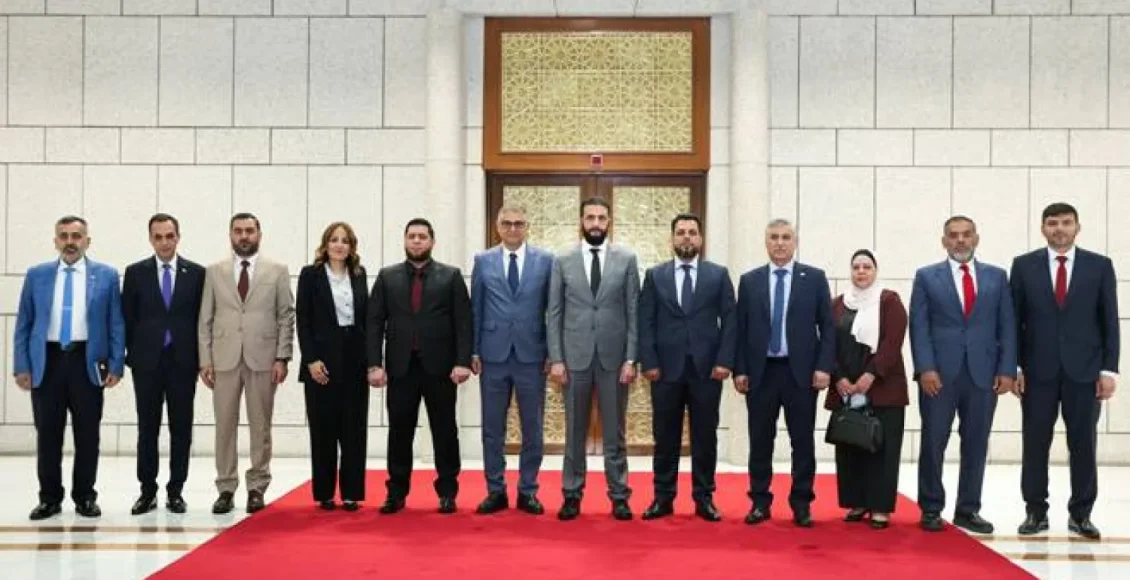 الرئيس السوري أحمد الشرع مع اللجنة العليا لانتخابات مجلس الشعب