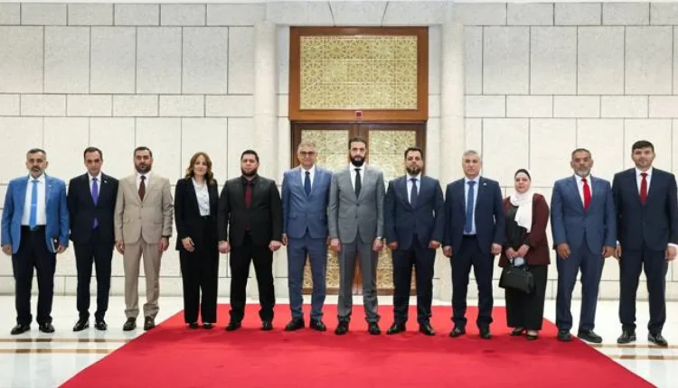 الرئيس السوري أحمد الشرع مع اللجنة العليا لانتخابات مجلس الشعب