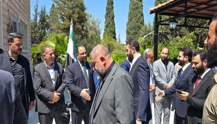 الرئيس الشرع أثناء وصوله مدينة درعا برفقة عدد من المسؤولين